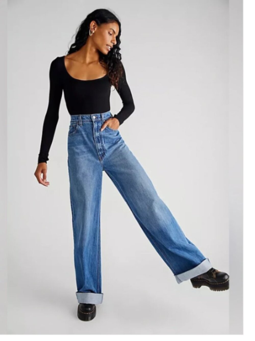 MOTHER Snacks! High-Waisted Funnel Heel Cuff Jeans in Delicious Memories 28